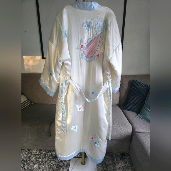 Beautiful Vintage Puff Robe - Picture 2 of 16